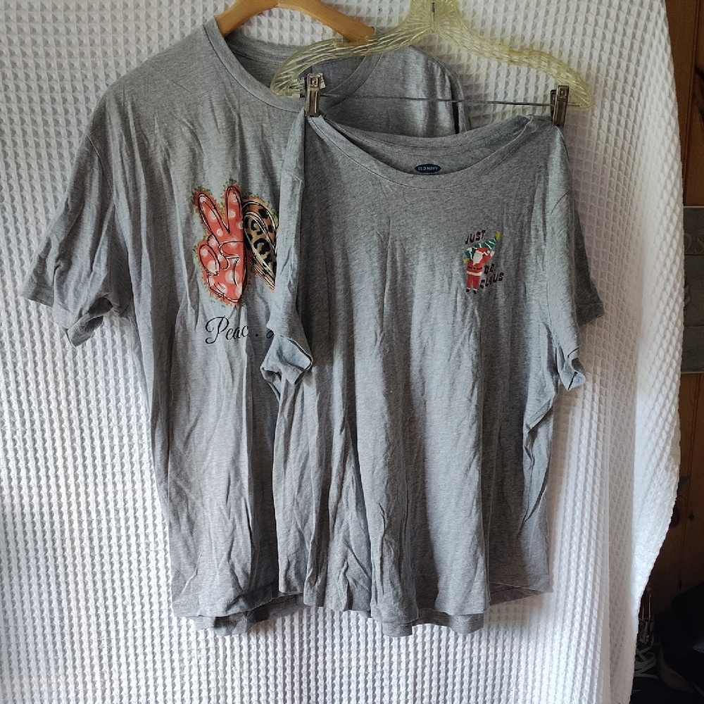 🙃 2 Women's Christmas T Shirts 2 XL for One Money